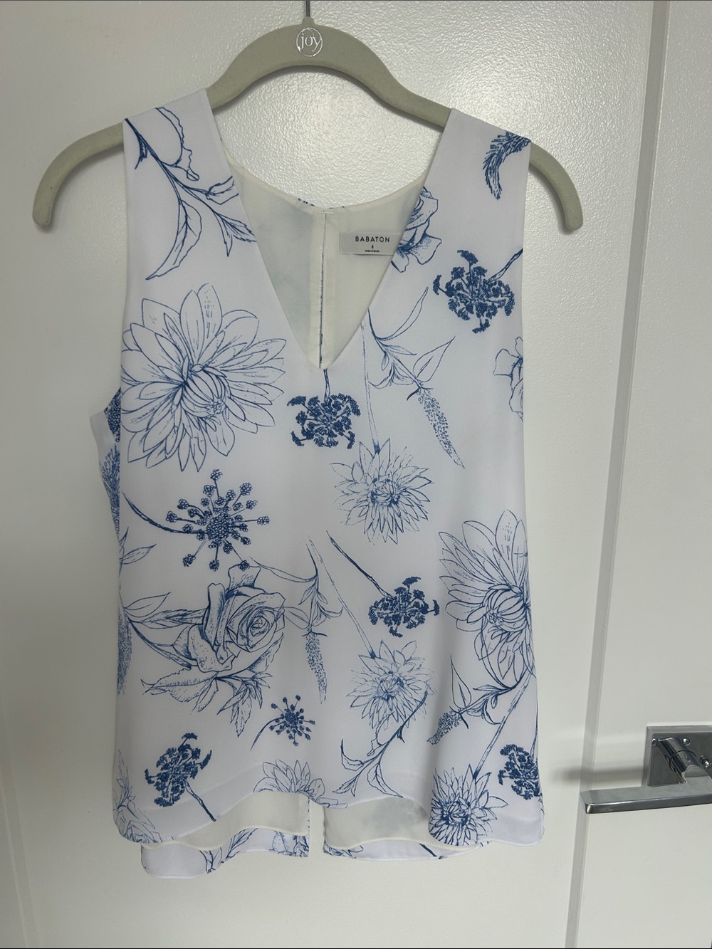 Aritzia Babaton White Sleeveless Floral V-Neck Top